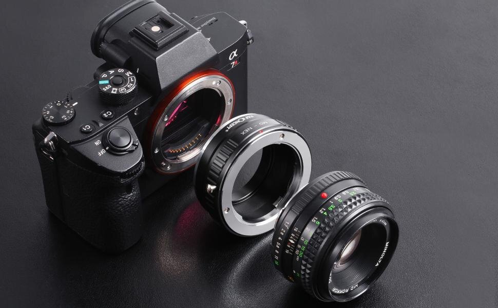    Беззеркальная камера Sony и переходник для установки на неё мануального объектива с байонетом Minolta MD / Фото: briansmith.com