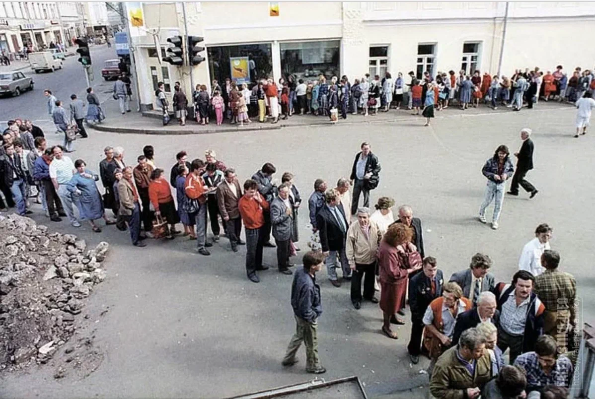 1985 год ссср. Очереди 80-е СССР. Очередь за водкой в СССР В 80е. Очереди в магазины в СССР В 1990. Очередь в магазин СССР.