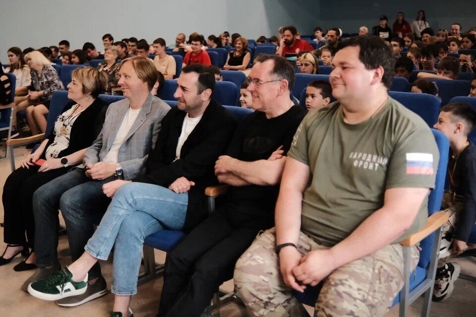 Александр Масляков-младший и команды КВН «Русская дорога» и «Ровеньки» впервые выступили в ДНР. Фото: пресс-служба «АМиК»