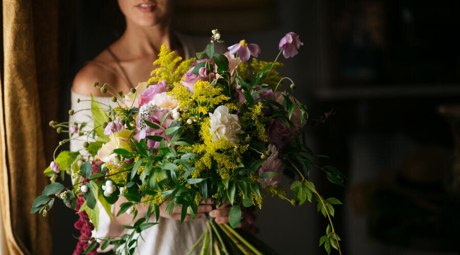    Какие цветы подарить учителю на выпускном вечере? Фото: Depositphotos