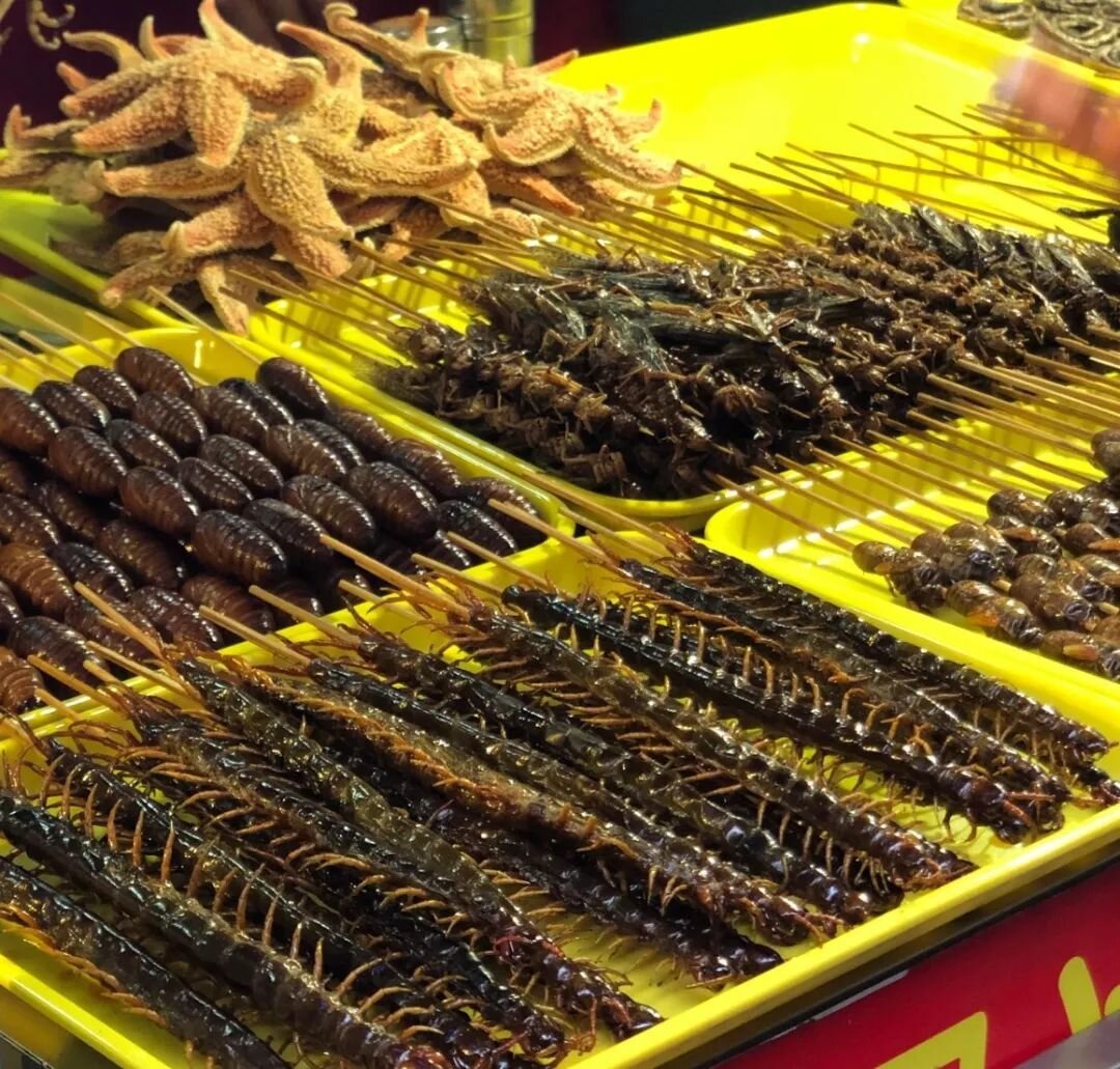 Такие деликатесы можно увидеть на туристических улочках, Самая известная такая улица  Ван Фу Цзин в Пекине.