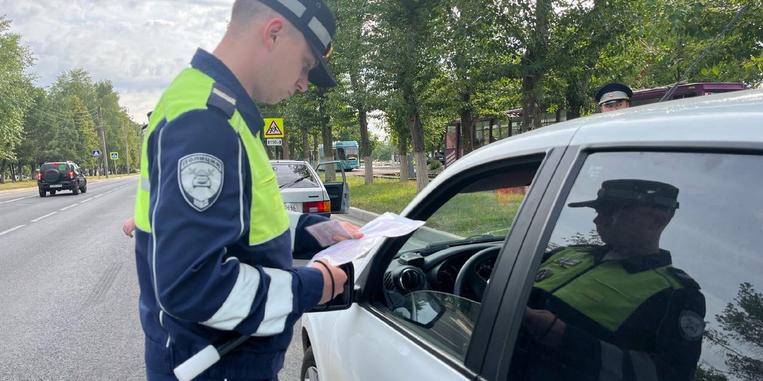 Сидел в автомобиле, никуда не ехал, подошёл инспектор ГИБДД и потребовал документы. Как быть водителю. Ответ автоюриста.