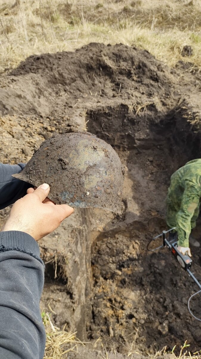 Одинокая советская каска СШ-40