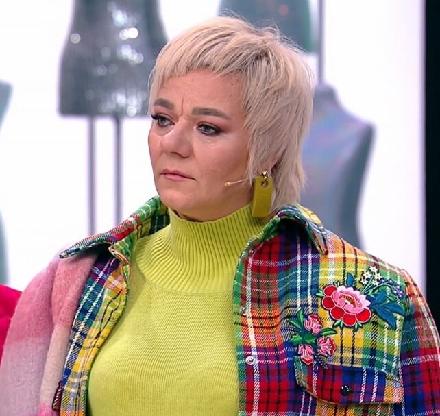 Яркая одежда и необычная стрижка с чёлкой привяли в смятение героиню