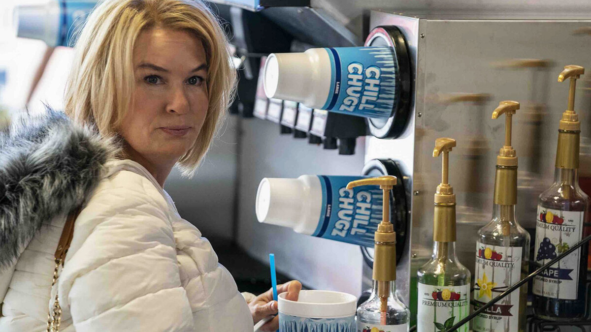 Эту приправленную черным юмором криминальную историю можно поставить в один ряд с такими сериалами как «Любовь и смерть» и «Притворство». Так что, если искали что-то по типу этого, можете посмотреть и «Кое-что о Пэм». Благодаря исключительной игре, а также гримерам, конечно же, из Рене Зеллвегер получилась вполне достоверная Пэм Хапп. 