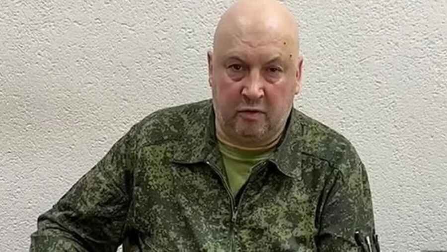Обращение Суровикина к вагнерам. Без погон. В загадочном интерьере.