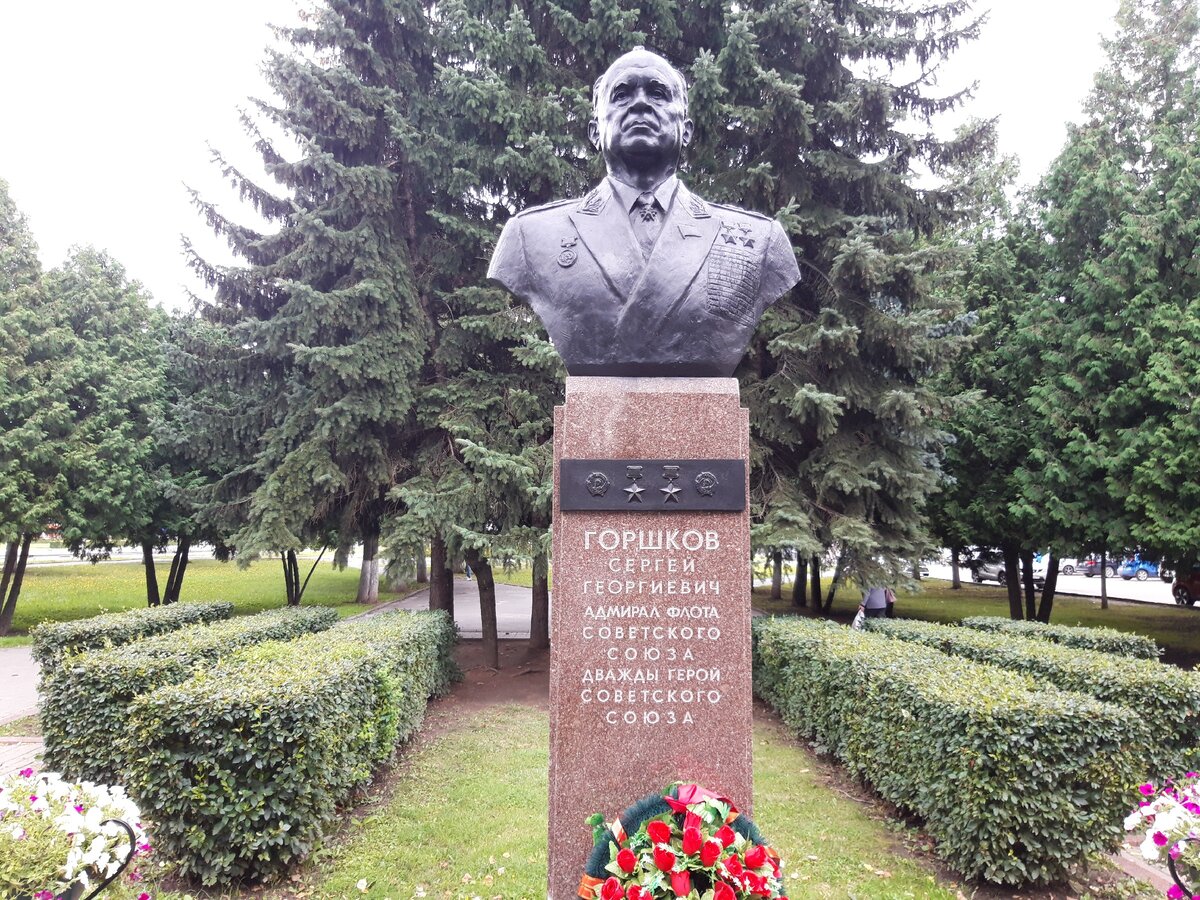 могила аркадия шипунова. город георгиевич. браговский художник. бюст горшкова в коломне. город георгиевич.