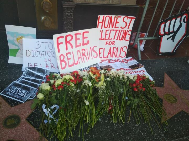 Вчера на Аллее звезд в Лос-Анджелесе, штат Калифорния, прошли единовременные митинги в поддержку граждан Беларуси. Судя по фото, комментарии излишни. Источник: соцсети