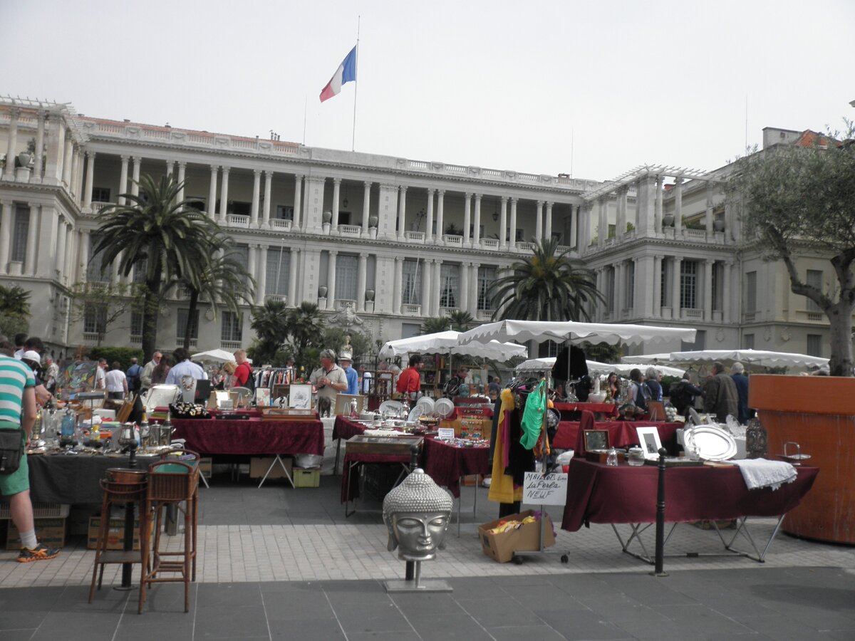 Уличная барахолка выходного дня.