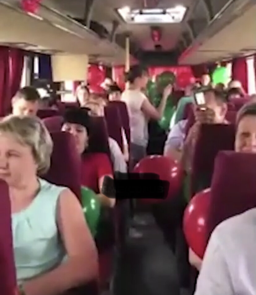 Женщина в центре кричит, все повторяют. «Беларусь это мы».