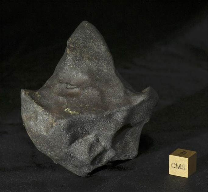 Необычный метеорит в форме наконечника стрелы из падения Агуас Заркас. Этот образец принадлежит частному коллекционеру Майклу Фармеру. (Лоренс Гарви / Центр изучения метеоритов, Университет штата Аризона)
