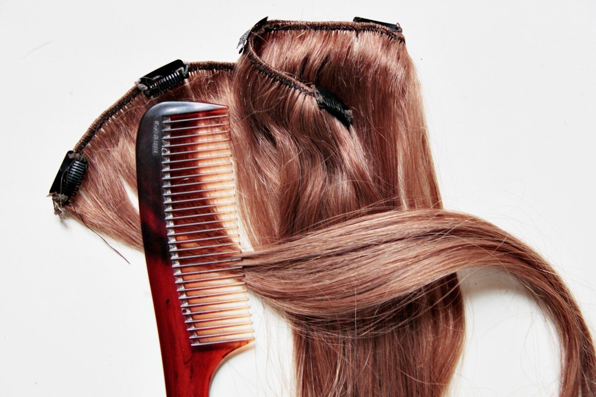 расчесывание головы в салоне. капсулы для наращивания волос. ультразвуковое наращивание волос. наращивание волос итальянская технология. наращивание волос.