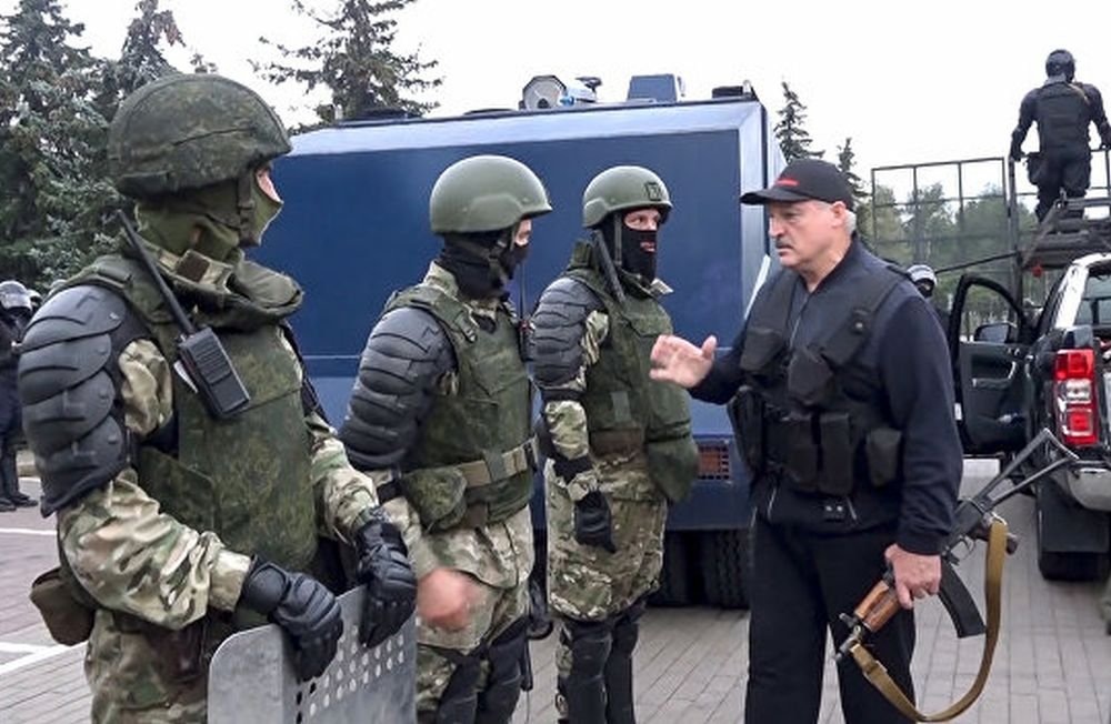 Президент Белоруссии Александр Лукашенко общается с силовиками. Источник: ukraina.ru