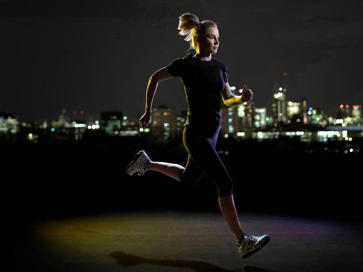 Можно заниматься спортом вечером. Вечерняя пробежка. Девушка бежит. Бегущий человек. Бег вечером.