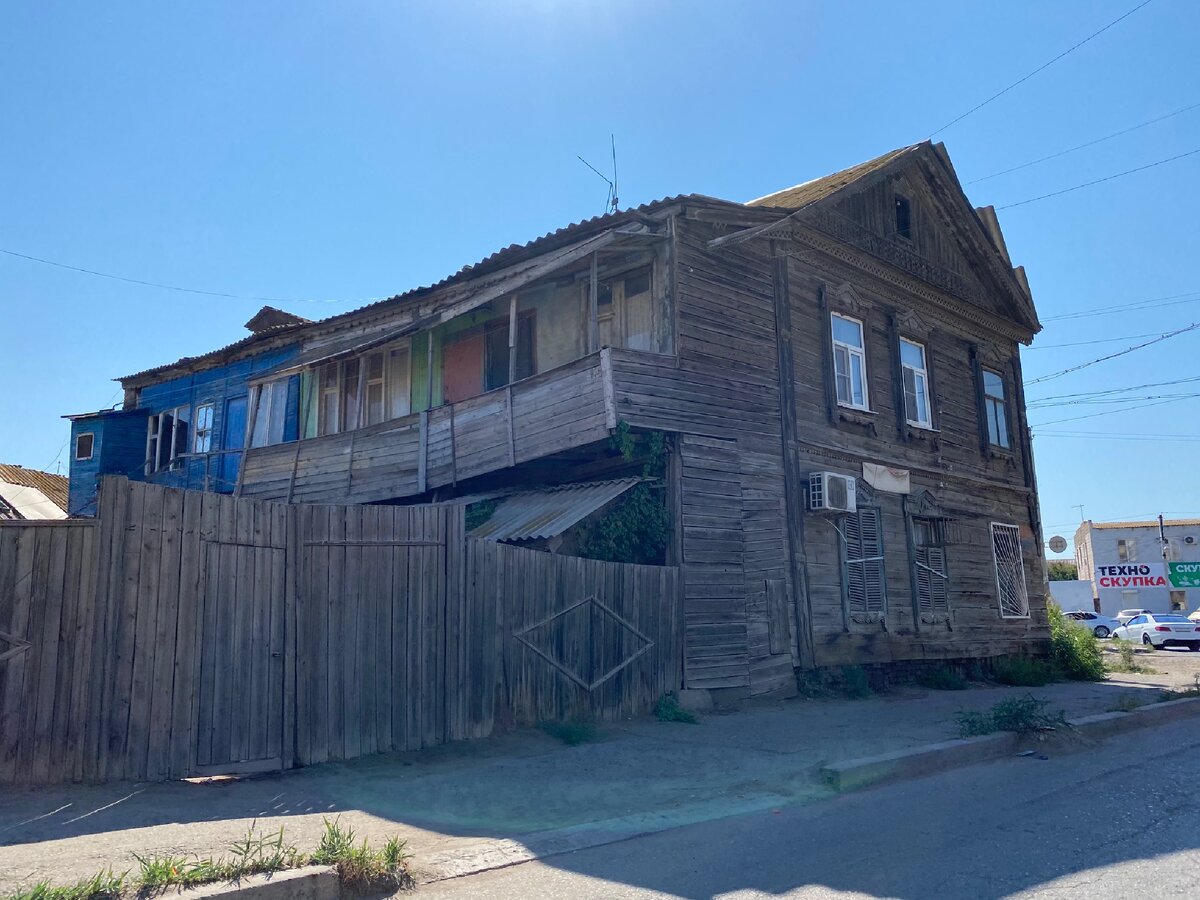 В большинстве домов таки висят кондиционеры, без них летом нереально