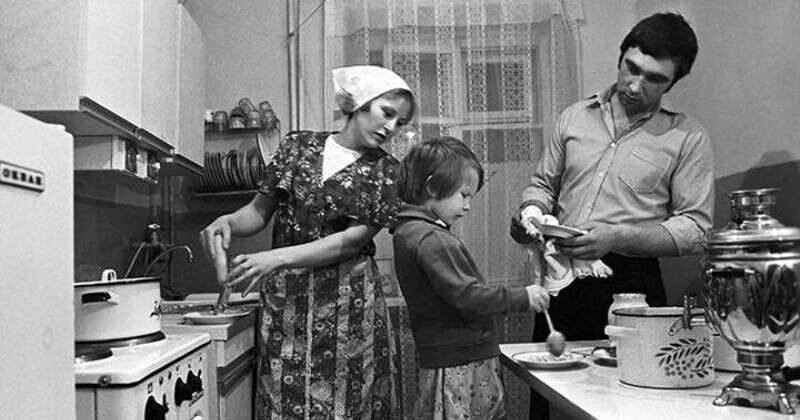 Советская семья на кухне. Источник изображения:  histrf.ru 