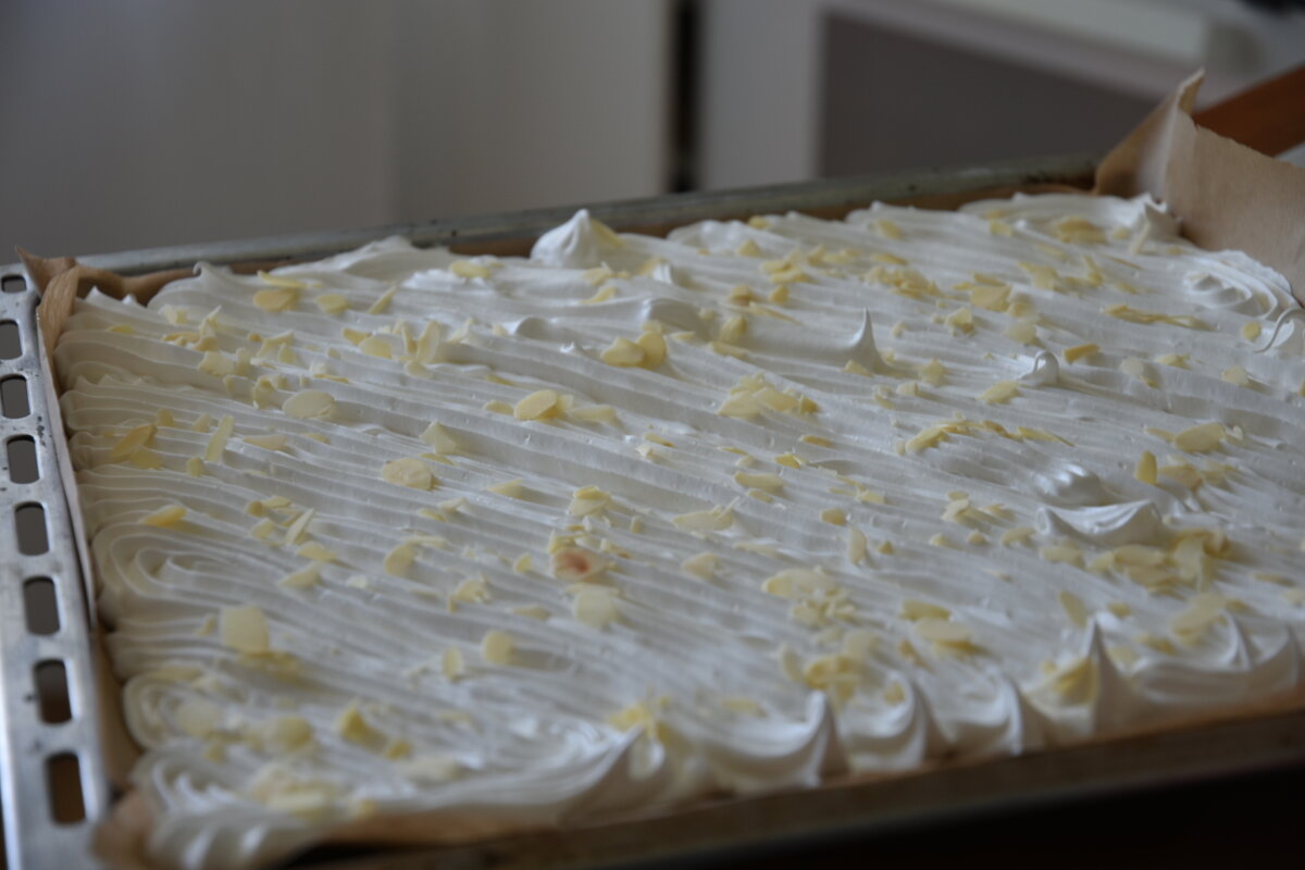 На противень 35х40 см как раз хватает этого количества меренги.