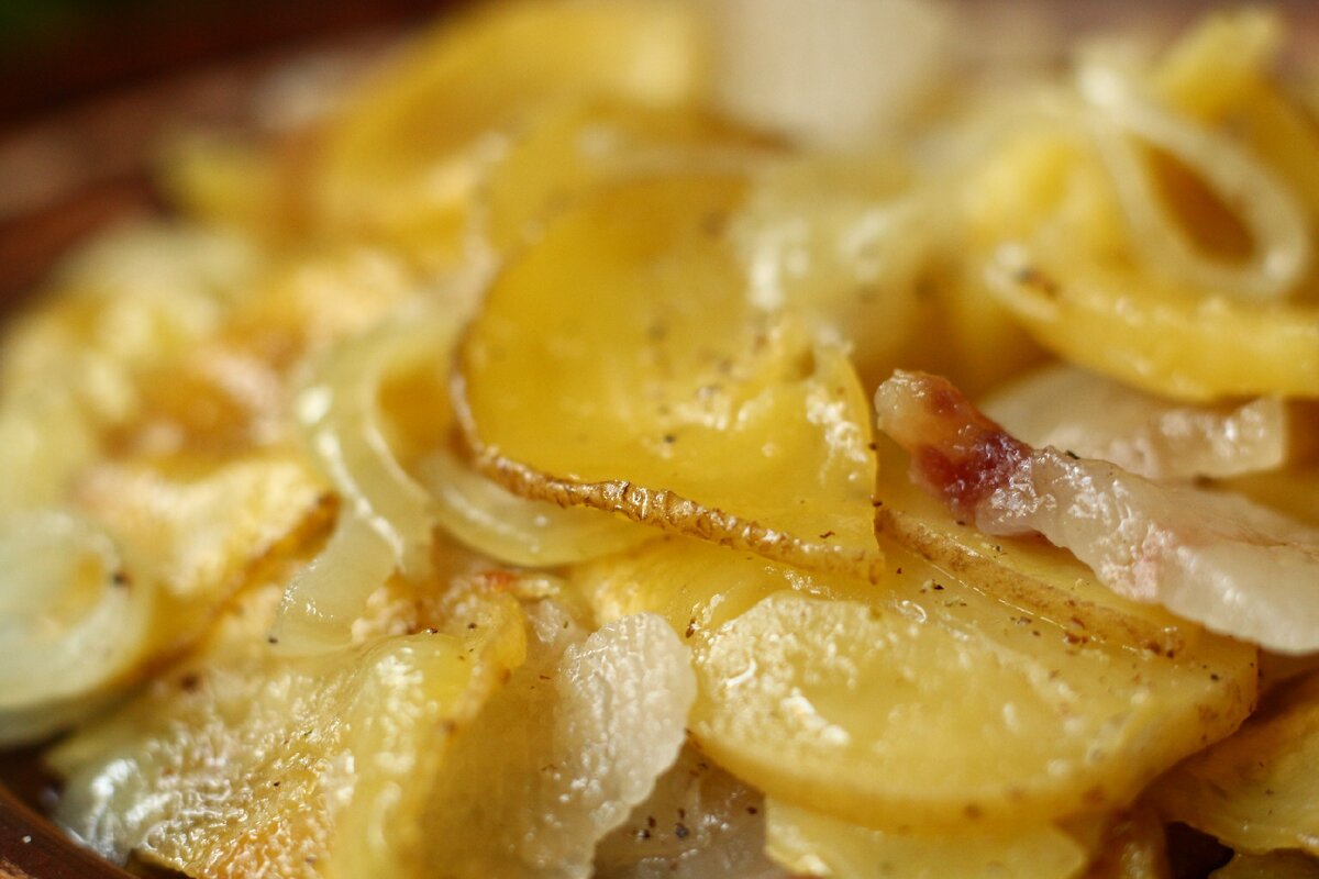 Особенно вкусно получается с подкопченным салом :-)