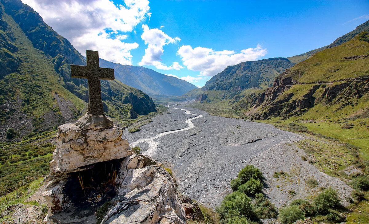 Смотровая площадка с крестом.
