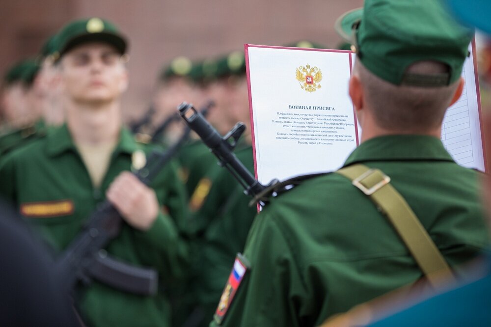 Примерно так выглядит присяга. Естественно ее должны все знать наизусть, но в частности все просто читают.