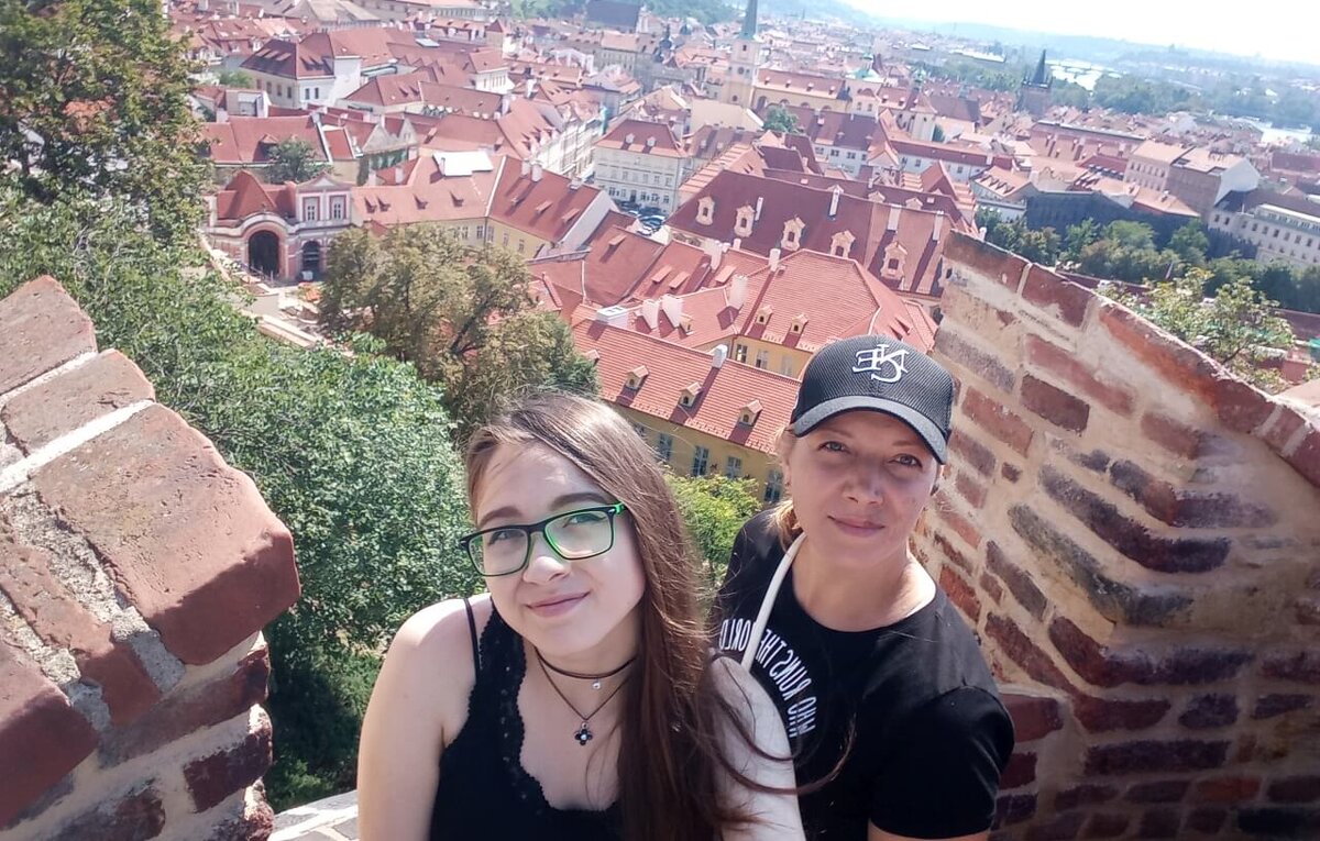 Ольга с 15-летней дочкой Ариной во время пешеходной экскурсии с аудиогидом. Вид со смотровой площадки в Градчанах, историческом районе Праги