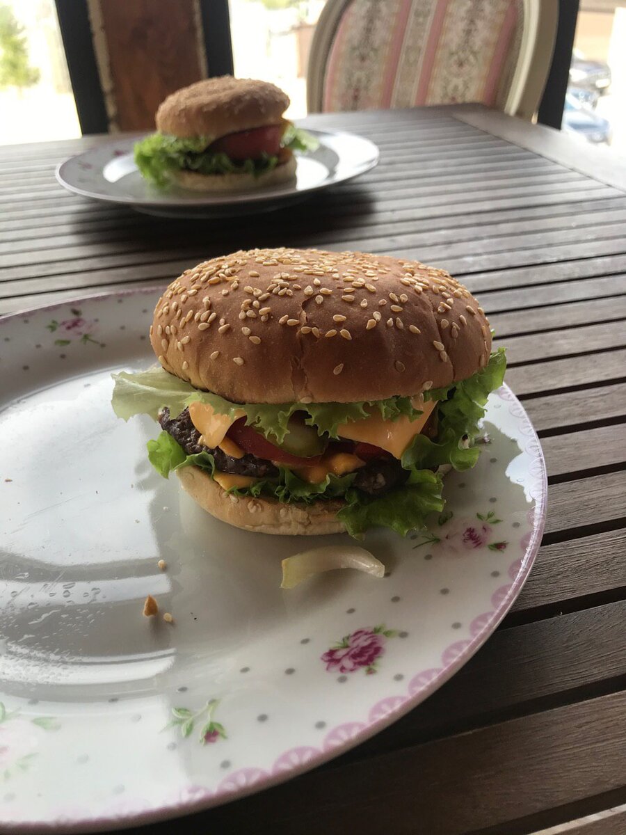 Быстрый и очень вкусный чизбургер из говядины🍔 Нам потребуется:
Говяжий фарш 600 грамм(4-5 бургеров);
Соль,перец для фарша;
Булочки для бургера(я использовал покупные);
Сыр чеддер;
Лист салата;
Помидор свежий;
Огурцы маринованные(у меня были бондюэль) ;
Лук;
Кетчуп;
Сметана/майонез.

1️)Немного поджарим булочки на сухой сковородке, до золотистой корочки.
2️)Формируем и жарим котлеты на среднем огне. Важно сделать Центре каждой котлеты углубление. Можно ложкой, можно пальцем. Это поможет котлете равномерно пожарится.Жарим 2-4 минуты с каждой стороны, в зависимости от того какую прожарку вы любите.
3️) поджаренную булочку смазываем соусом по вкусу, у меня это был кетчуп и майонез. Кетчупом верх булочки, майонезом низ.
4️)собираем бургер:
➖булочка нижняя
➖соус/майонез 
➖лист салата
➖ломтик сыра
➖котлета
➖помидор нарезаный кольцами
➖огурец
➖лук
➖сыр
➖лист салата
➖кетчуп/майонез/соус по желанию
➖верхняя булочка
5️)наслаждаемся вкусом этого бургера. Приятного аппетита!
