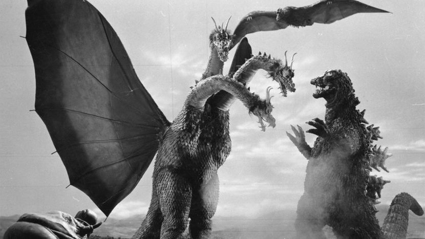 Здесь Годзилла сражается со своим заклятым врагом, королем Гидорой, золотым драконом с тремя головами, без рук и гигантскими крыльями, в фильме 1964 года «Гидора, Трехголовый монстр».