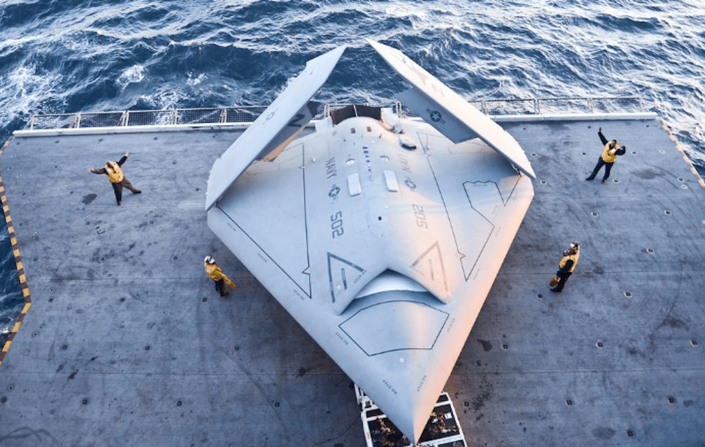 Запуск беспилотника X-47B с авианосца моряки перемещают X-47B на авиационный лифт на борту USS George H. W. Bush. Фото: Военно-Морской Флот США.