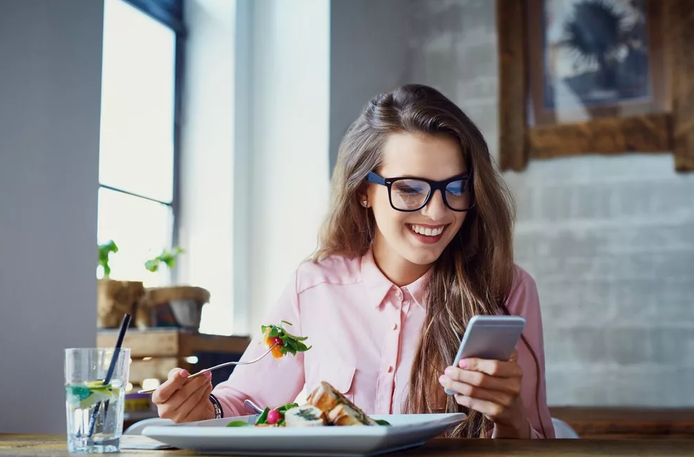 Рад поприветствовать каждого!Если тебе понравилась девушка, и ты хочешь пообщаться с ней поближе, то нелишним будет разведать обстановку и выяснить, свободна ли она. Мало приятного вложить в попытку познакомиться душу, сердце и время, а потом узнать, что всё это время она просто развлекалась, уже состоя в отношениях с другим.

Но как узнать её «статус»? Девушки же не ходят с табличками «занята» и «свободна», а спрашивать в лоб не всем хватает смелости. В таком случае можно поискать в настоящего детектива и без слов выяснить, есть ли кто-то у приглянувшейся тебе подружке, или она свободна.1. Просмотр социальных сетей. Сейчас социальные сети - визитная карточка многих девушек. Из них можно узнать практически всё - что она слушает, какие фильмы смотрит, чем увлекается, и есть ли у неё отношения.Если девушка находится в счастливых отношениях, то ты обязательно встретишь какие-то из следующих признаков:Сопливый статус, в котором будет признание в любви.
Семейное положение.
Куча совместных фотографий.
Комментарии под фотографиями от любимого.
В общем, все эти признаки сразу бросятся в глаза. Если их нет, то и парень у девушки вряд ли есть. Но существует два исключения:Девушки, которые скрывают своих ухажёров. Как правило, это штампованные красотки с Инстаграма, у которых десятки однотипных фотографий. Такие дамочки специально скрывают всех ухажёров, чтобы никого из них не спугнуть и выкачать побольше денег.
Просто скрытые девушки, которые не привыкли светить отношениями. Но таких очень мало.
Нижеперечисленные способы подразумевают очное наблюдение за объектом своего обожания.
2. Она всегда проводит время в одной и той же компании друзей. Если девушка постоянно проводит время с одними и теми же подружками, то существует большой шанс, что она свободна. Если бы у неё был парень, то он бы обязательно затесался в их компанию под каким-нибудь предлогом.3. Спросить, как она провела выходные. Если девушка одинока, то она почти всегда будет говорить «я»:Я сходила в кино...я была на прогулке...я отдыхала дома...
Если у девушки есть парень, то будет постоянно фигурировать «мы»:Мы были в кино...мы гуляли...мы отдыхали дома...
Конечно, она может говорить о подружке, но в большинстве случаев подразумевается мужчина.4. Одежда. Давно замечено, что более открытые и вызывающие наряды носят девушки, которые одиноки. Им хочется показать свой товар перед возможными купцами, которые на неё готовы позарится. Да и в отношениях её бы постоянно одёргивал мужчина, которому справедливо не нравится, что его девушка светит перед всеми красивыми местами.5. Она не заглядывает в телефон каждые 15 минут. Вообще девушки те ещё любительницы залипнуть в телефон и посидеть в социальных сетях, но на той же работе они предпочитают этого не делать. Исключение - любимый мужчина. Ради переписки с любимым девушки готовы заглядывать в телефон хоть 5 раз за минуту, проверяя, не пришло ли новое сообщение и тут же не него отвечая.
6. Лицо во время переписки. Если девушка всё же заглянула на твоих глазах в телефон, то можно посмотреть, с каким видом она отвечает на сообщения. Если лицо не выражает никаких эмоций, или же промелькнула небольшая улыбка, то, скорее всего, переписывается она с подружкой или знакомыми. Если же девушка постоянно улыбается и светится от счастья, то приятные сообщения она получает от своего парня, и, скорее всего, тебе ничего не светит.7. Легко соглашается пообщаться в людных местах. Если у девушки есть парень, то она будет избегать общения с другими мужчинами в каких-нибудь кафешках, чтобы никто из знакомых её не увидел и ничего не подумал. У одинокой девушки таких ограничений нет, и она легко согласится посидеть в каком-нибудь ресторане после работы.Спасибо за внимание! Если вам есть что дополнить, то добро пожаловать в комментарии! Подписывайтесь на канал, я буду рад видеть каждого!