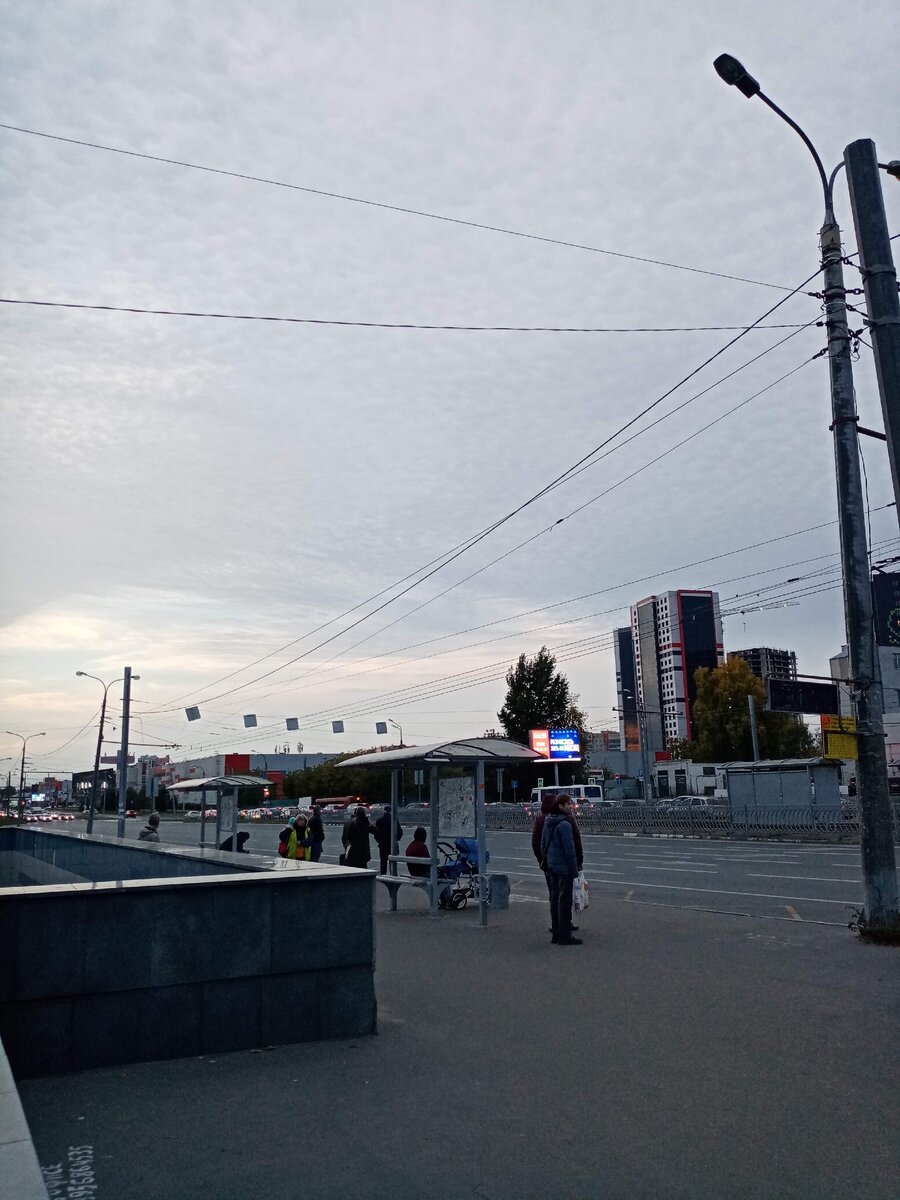 Виднеется остановочная площадка для трамваев.