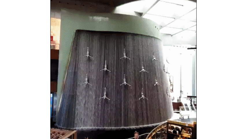 Водопад "Ныряльщики за жемчугом" в Дубай Молле
