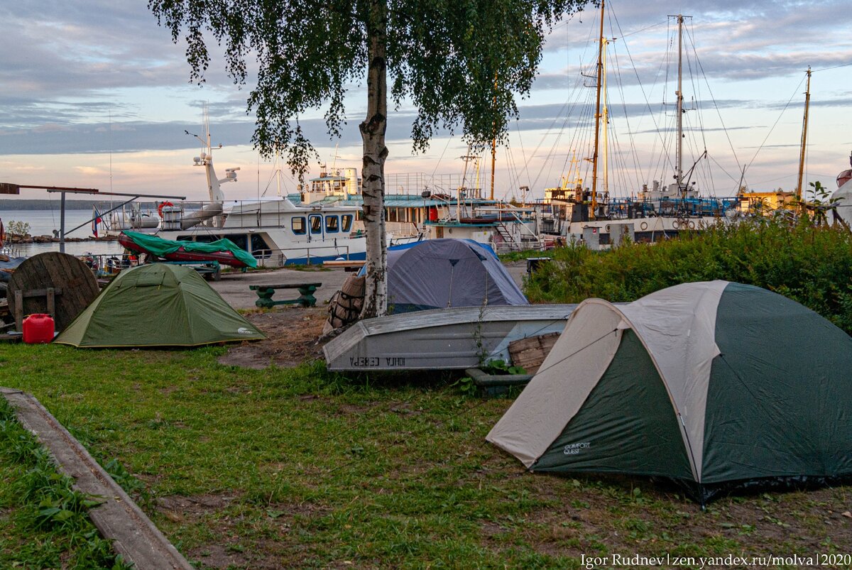 Вот так выглядит типичный кемпинг: палатки стоят друг у друга "на ушах"