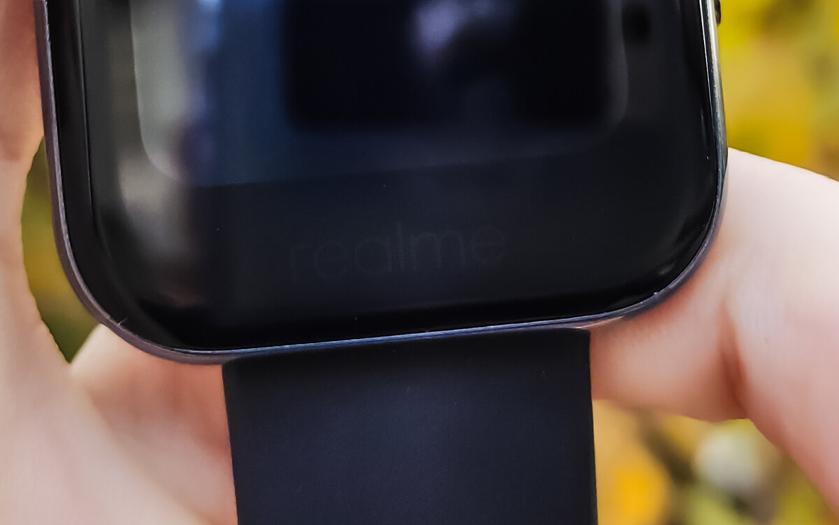 Еле видимое название бренда