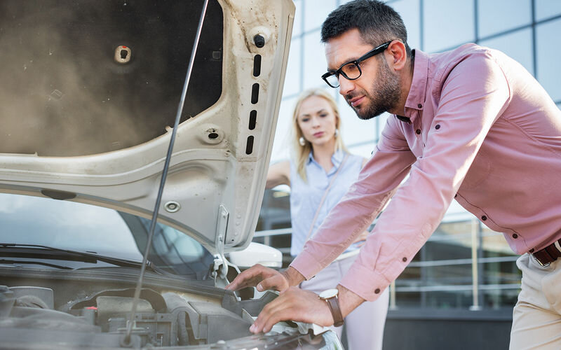 Часто для отвлечения внимания жертвы в дело вступает симпатичная девушка.