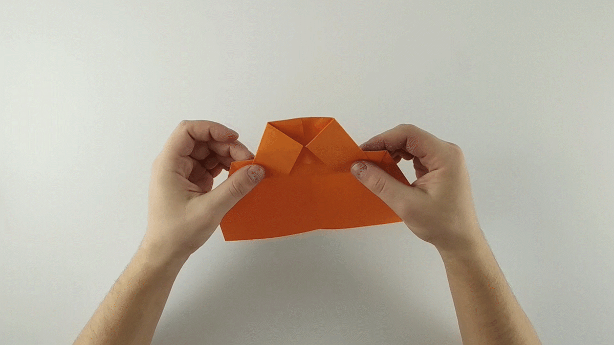 Шаг 7. Сгибаем заготовку пополам. Выравниваем и проглаживаем. Все линии и части заготовки должны совпасть.