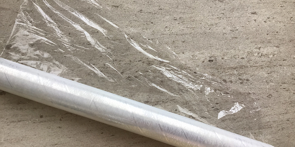 Выкладываю пленку на стол.