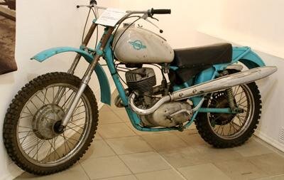 «Иж-64» – серийный кроссовый мотоцикл производства СССР на базе доработанного двигателя «Иж-Планета».   В начале 80-х годов ХХ века все вышеперечисленные инновации положили начало общей схеме производства современной кроссовой техники. Конструкция сидения обрела плавные линии и создавала одно целое с баком, тем самым повышая комфорт передвижений райдера на мотоцикле во время езды. Тяжелый и малоэффективный барабанный тормоз был заменен легкой гидравлической системой дисковых тормозов, которые к 90-м годам полностью вытеснили старые барабанные решения.