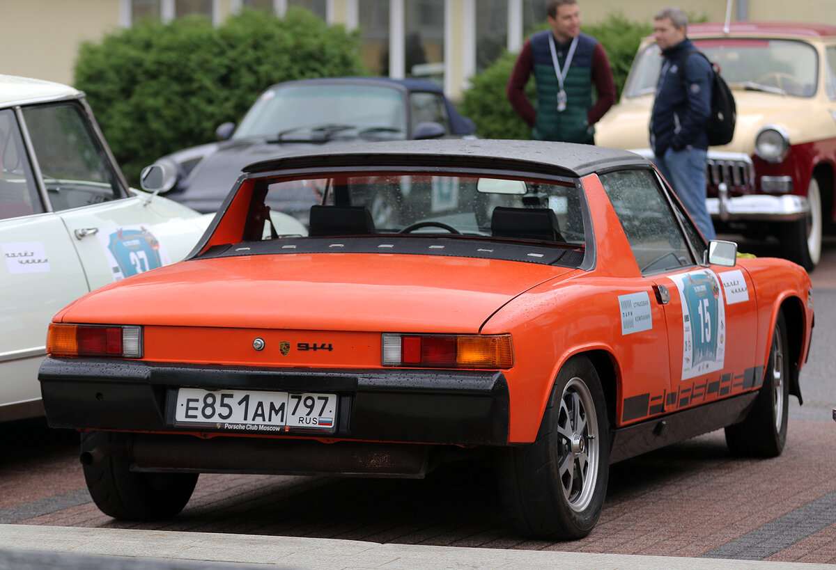 Редкая модель - Porsche 914 выпускался с 1969 по 1976 годы. Дизайн весьма спорный и не похожий на другие Porsche