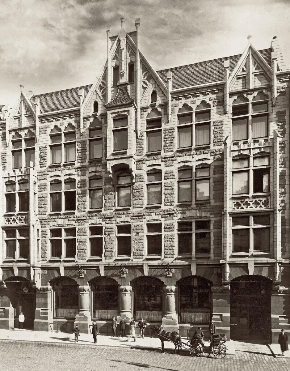 Фасад дома фирмы К. Фаберже на Большой Морской улице, 24, в Санкт-Петербурге. Около 1903. 