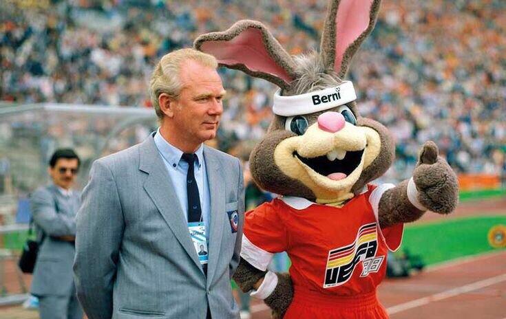 Валерий Лобановский и талисман Евро-88 Кролик Берни.