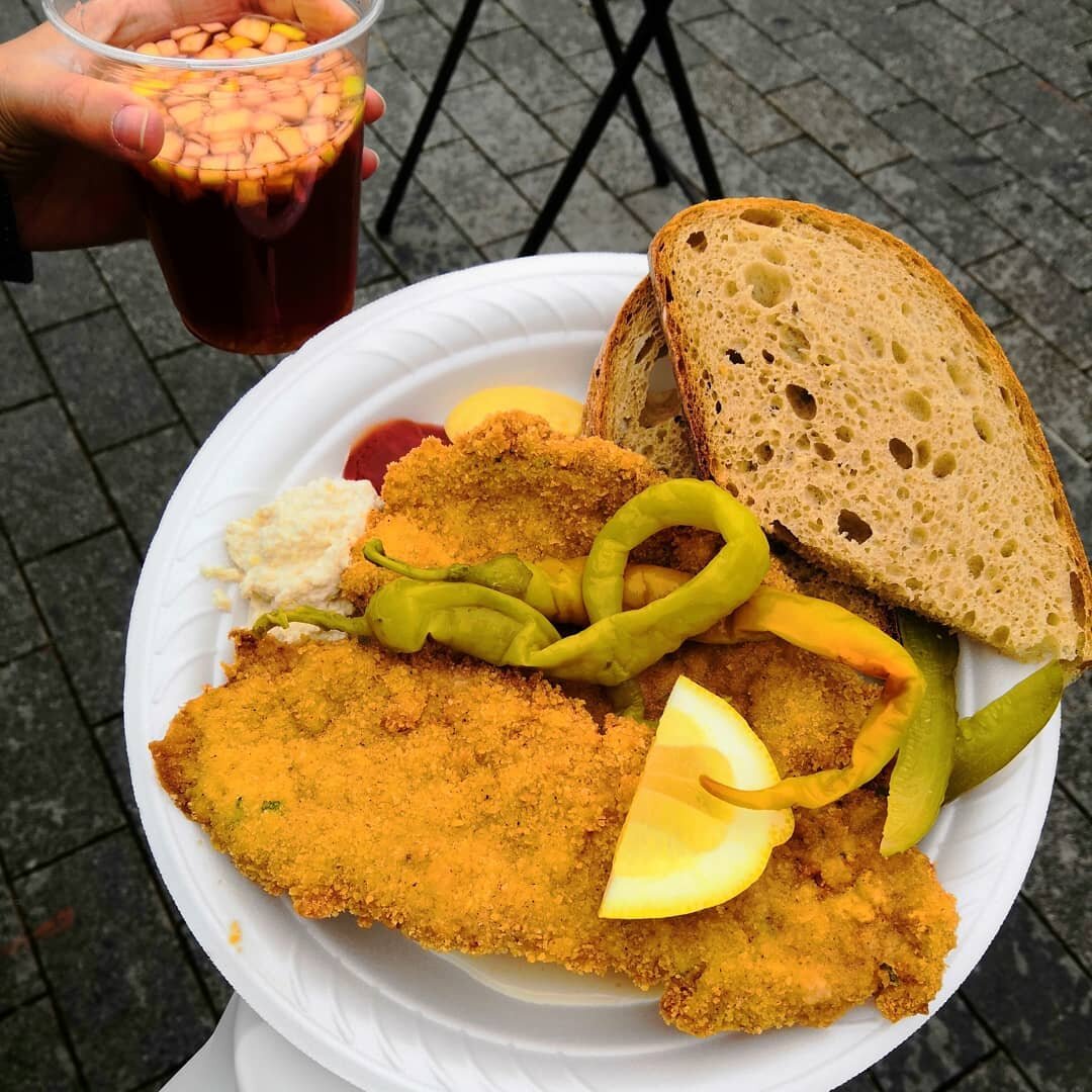 Просто невероятных размеров шницель размером с две ладони. Подается с хлебом, хреном, перчиком. Очень вкусный. 