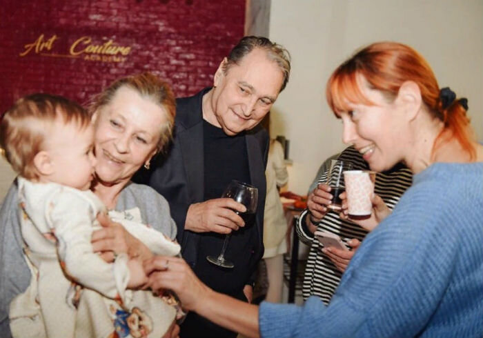 Владимир Коренев с женой, дочкой и правнучкой