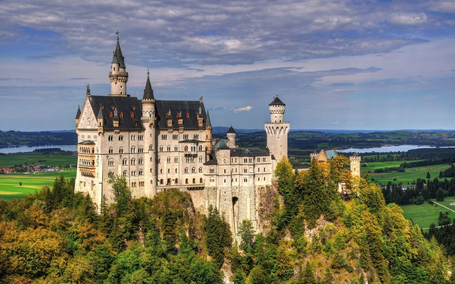Германия, как и многие страны мира, имеет множество прекрасных городов, которые обязательно стоит посетить каждому туристу. Сложно из них выделить несколько самых красивых городов.