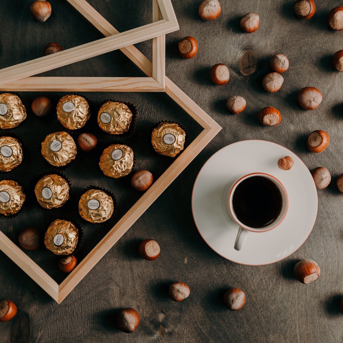 Набор конфет Ferrero Rocher всегда может стать универсальным подарком для кого угодно