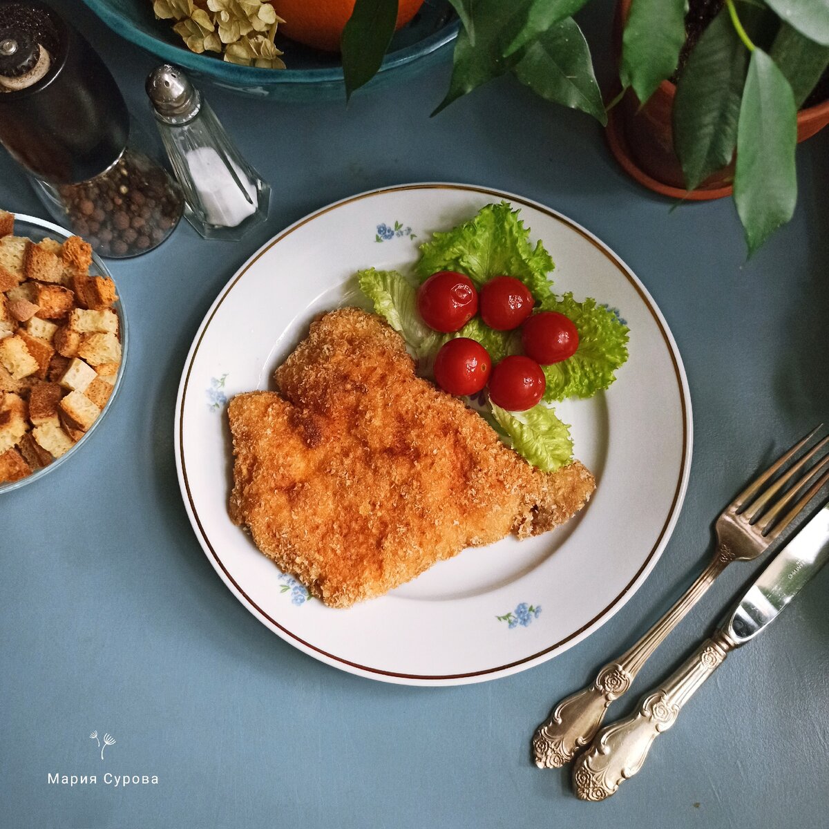 Шницель с хрустящей корочкой и маринованными помидорчиками– это так вкусно!