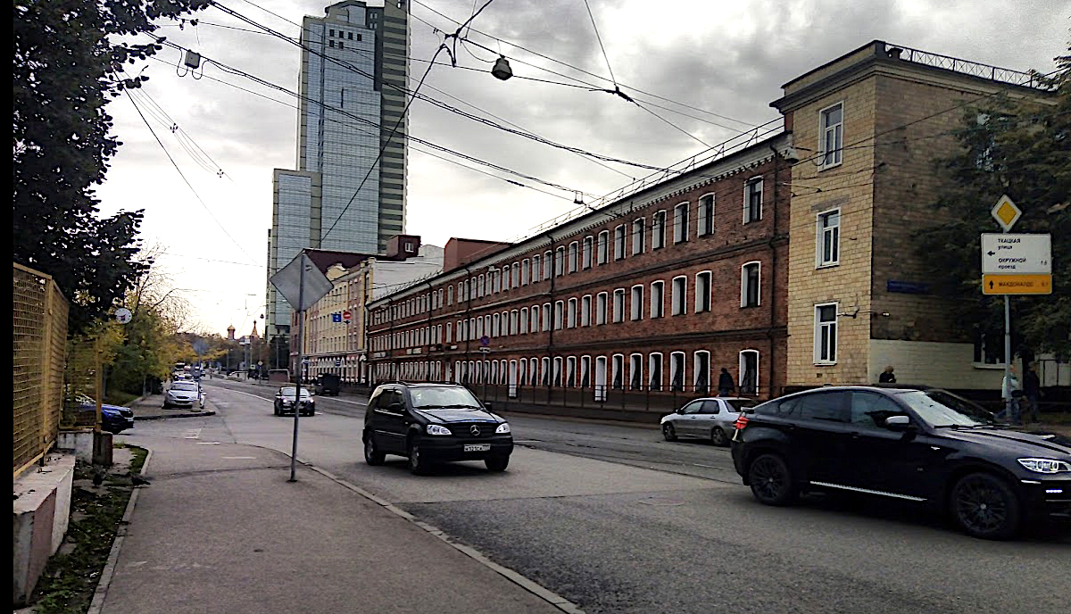 Вид с улицы Измайловский вал. Надо перейти на другую сторону и дальше все прямо до самого магазина.