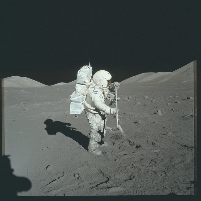 Астронавт занимается сбором образцов