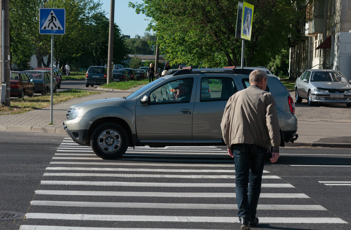 Нарушение автомобиля. Наруение прравил дорожногтодвижения. Нарушение правил дорожного движения. Машина на пешеходном переходе. Пешеход пешеходный переход.