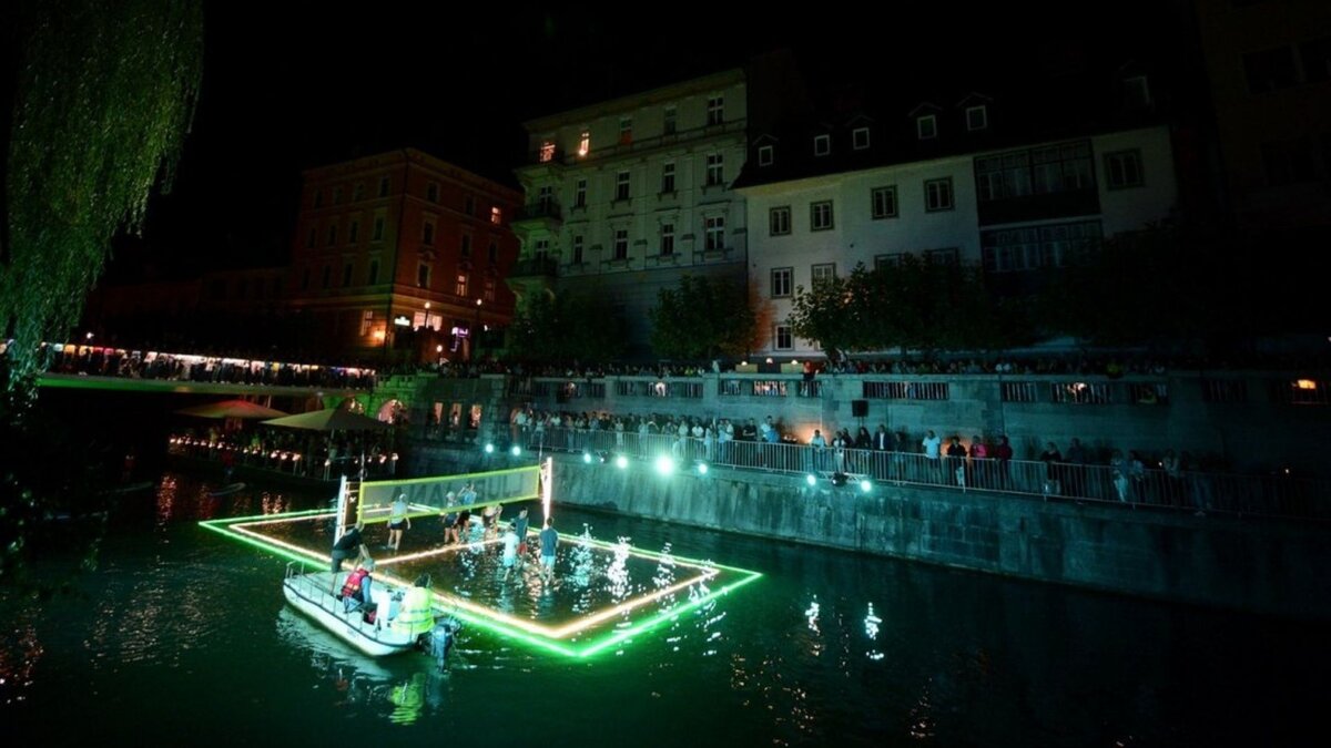 Волейбольный спектакль на реке Любляница