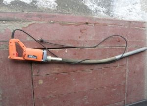 Как уже стало ясно, выполнение профессиональных конструкций возможно, только если использовать вибратор. Бетон при этом приобретает высокую прочность, отлично укладывается в определенную форму, а появление и распространение трещин сводится к минимуму.